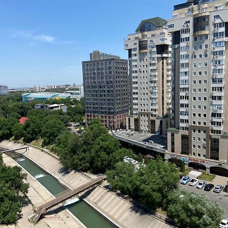 Квартира В Центре Алматы Exteriör bild